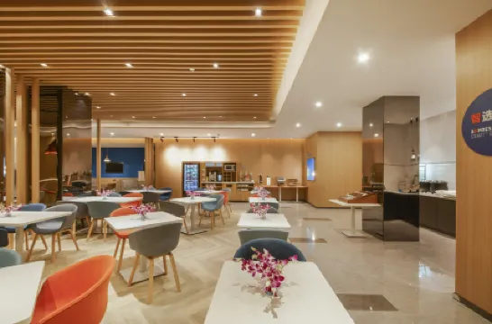 Holiday Inn Express SHANGHAI XUHUI BINJIANG by IHG Отели рядом со станцией Shanghai South жд вокзал