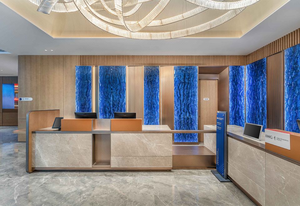 1. 홀리데이 인 익..