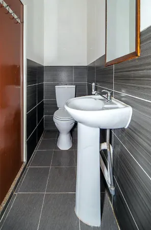 Switz Paradise Hotel - 5 Minute Walk to Centre Point and 10 Minute Walk to Waterfront- Отели рядом с достопримечательностью «Land Below The Wind»