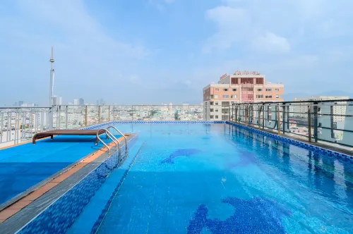 แม็กซ์โฮม ลักชัวรี โรงแรม - สระว่ายน้ำบนดาดฟ้า