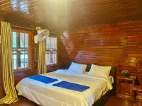 The Mangrove Beach Resort فنادق في Srae Ambel