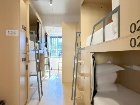 Cheng Construction House PINK Girls Youth Hostel