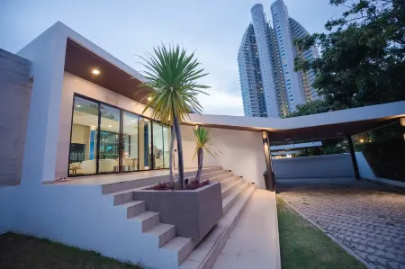 Movenpick Pool Villa by Hello Pattaya Отели рядом с достопримечательностью «Viewtalay Sands»