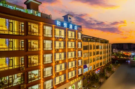 Heyue Hotel (Qujing Wanda Plaza Branch) Отели рядом с достопримечательностью «Qujing Normal University»