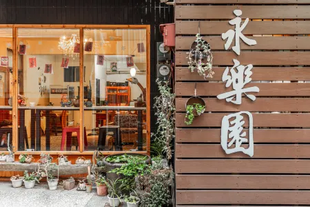 Forever Happiness Hostel Отели рядом с достопримечательностью «Chung Tai Chan Monastery»