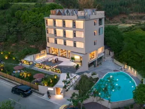 Tingshan Jiaoxia · Homestay: A Designer Riverside Mountain-View Retrea
