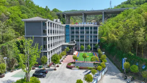 雅思曼假日飯店 - 停車場
