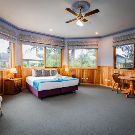 Robyn's Nest Lakeside Resort