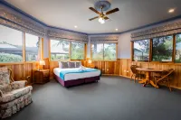 Robyn's Nest Lakeside Resort Hotels in Merimbula