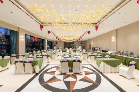 Longkou Holiday (Longkou Hotel Tower B) Отели рядом с достопримечательностью «Huangcheng Ancient City»