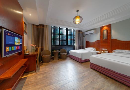 24디그 노스 라티튜드 테마 인 조식 공간