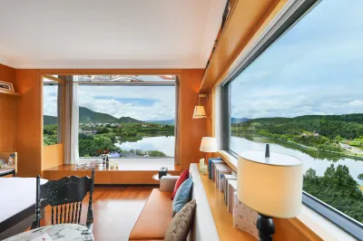 Songzan Linli Xueshan Hupo Jingguan Hotel (Shangri-La Ganden Sumtseling Monastery Scenic Area) Hotels near Songzanlin Scenic Spot