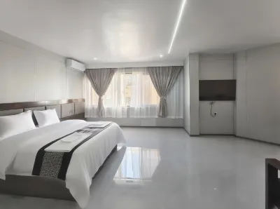 JUN YUE VI Lagos hotel（Royal Hospital,Landmark Centre） Hotels near Trinity House Center