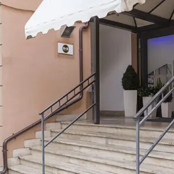 B&B Hotel Roma Tuscolana San Giovanni Отели рядом с достопримечательностью «Аппио-Латино»