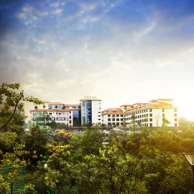 Luzhou Fengzeyuan Hotel Hotels near Longtou Pass