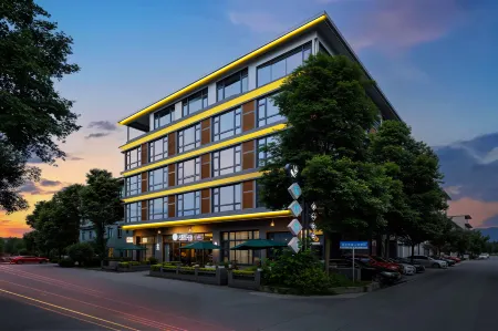 Qingcheng Mountain Wuyou Yuanzi Hot Spring Hotel (Qingcheng Mountain High speed Railway Station) Отели рядом с достопримечательностью «Baiyun Wanfo Cave»