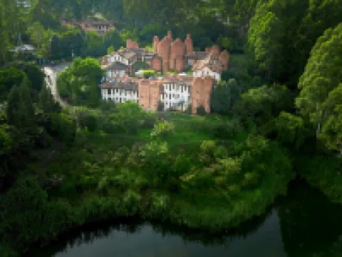 Dongfengyun Niuduoluo Music Castle Hotel Hotels in Mile