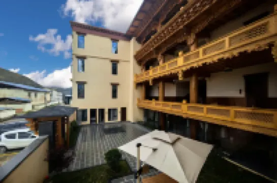 熙和隱居·GLAMPING晨霧松贊·藏藝民宿（香格里拉松贊林寺店） 鄰近松贊林景區的酒店