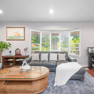 Gorgeous garden 3BR short or long term rental Hotels near "‪The Glades, 561 172 St, Surrey, BC V3S 9P8‬"