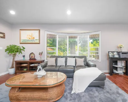 Gorgeous garden 3BR short or long term rental Hotels in Surrey