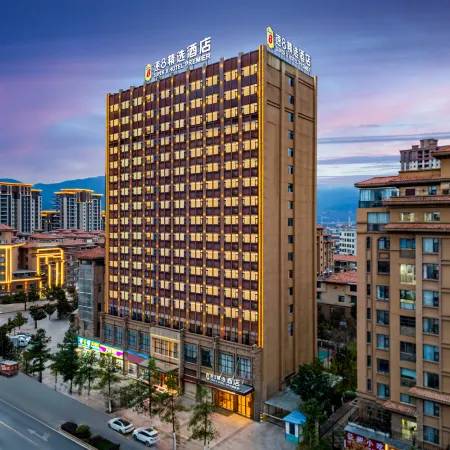 SUPER 8 HOTEL PREMIER