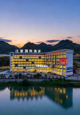 Jiangjing International · Ezzy Urban CultureHub Hotel (Shiquan Hanjiang Ancient City Branch) - Parking