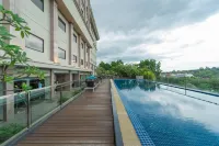 I Hotel Batam - piscina