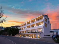Chun and Sunset Seaview Vacation Villa