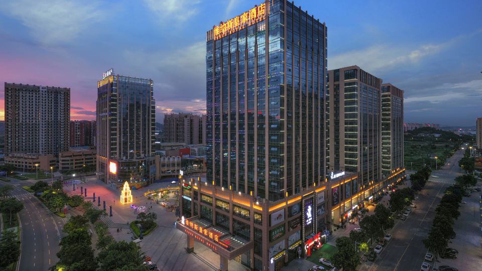 Venus Royal Hotel (Wuzhou Railway Station Meiguihu Park Branch)