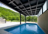 Living by the Mountain · Swimming Pool Family Vacation Boutique Stay - piscina