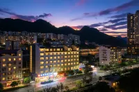 Shangkeyouyue Hotel (Tongren High-Speed Railway Station) - Mountain view