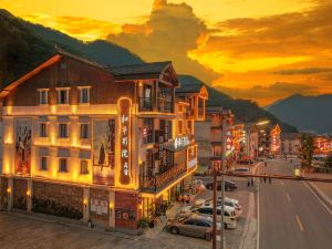 Shennongjia Heping Cinema Theme Homestay (Dajiuhu Pingxuan Ancient Town)