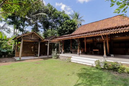 Nurudin House Отели в г. Magelang Regency