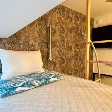 Hotel Stork Отели рядом с достопримечательностью «Замок Сури»