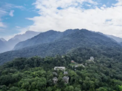 Emei Mountain Wannian Shanju Hotel Hotels near Qingyin Pavilion