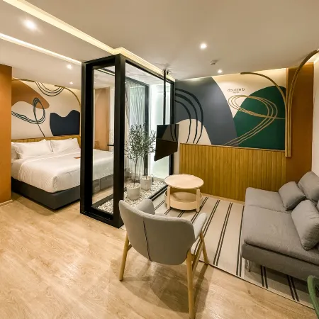 Double B Hostel Отели рядом с достопримечательностью «Торговый центр Tha Maharaj»