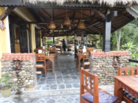 Sapana Village Lodge チトワンのホテル
