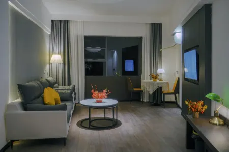 Staying at the Holiday Inn Cafe Отели рядом с достопримечательностью «Shiji Square»