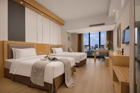 Wuhan Feiyue International Hotel (Guanggu Pedestrian Street Guanggu Square Subway Station Branch) Отели рядом с достопримечательностью «Wuhan University of Engineering, College of Posts, Telecommunications and Information Engineering (Academy of Posts and Sciences Branch)»