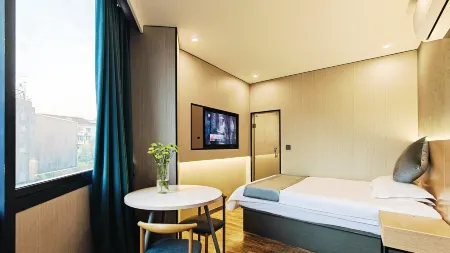 Changhong Hotel (Shanghai Xincun Road Subway Station Tongji Hospital) Отели рядом с достопримечательностью «Shanghai University of Engineering Science (Xincun Road)»