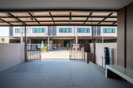 Pattaya Venice Townhouse 3 Bedroom Pool Villa【Near the Floating Market + supermarket at the door 】 Отели рядом с достопримечательностью «Bann sukhawadee»