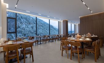 Vala Toms Cliff - stream - tracing Hotel (Siguniang Mountain Scenic Area Store)