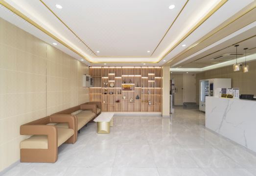 호텔 내부의 깨끗한 침대