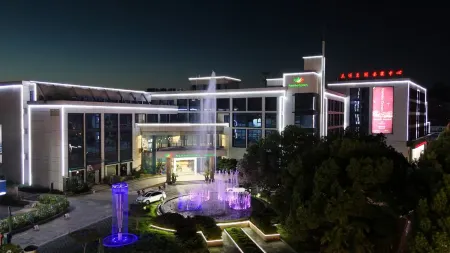 Chang Xing He Ping Square Rambo Crown Hotel Отели рядом с достопримечательностью «Yuanxiangxiaozhen Sceneic Area»