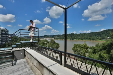 Leshan Futai Homestay (Zhanggong Bridge)