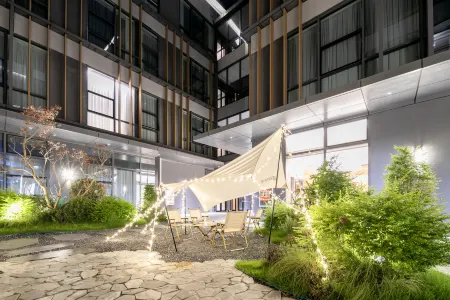 Yunjin Hotel (Overseas Chinese Town Fantasy Valley Xiangyang East Railway Station Store) Отели рядом со станцией Xiangyang East  Railway Station