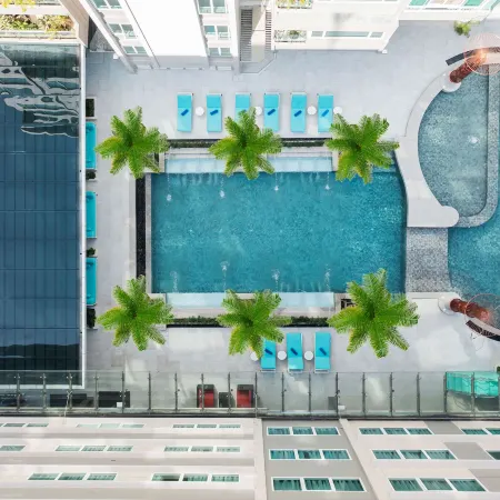 Novotel Living Bangkok Sukhumvit Legacy Отели рядом с достопримечательностью «Асок»