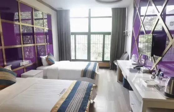 渠縣繽紛風尚酒店