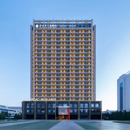 The GiorgioMorandi Hotels (Weihai Huoju 8th Street International Coastal Baths)