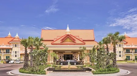 Sokha Siem Reap Resort & Convention Center Отели рядом с достопримечательностью «Puthan Nokor Reach Thorm Meta Pagoda»